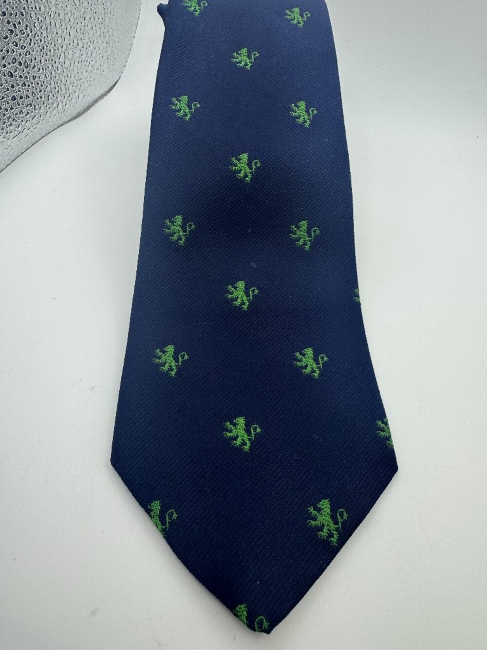 Vintage G Fox & Co Hartford Mens Shops Navy Blue Silk Tie Green Lion Rampant